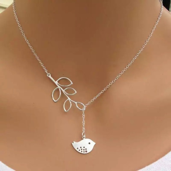 Jewelry - ⚜️[𝟯/$𝟭𝟯]⚜️Silver Dainty Leaf Dove Necklace New